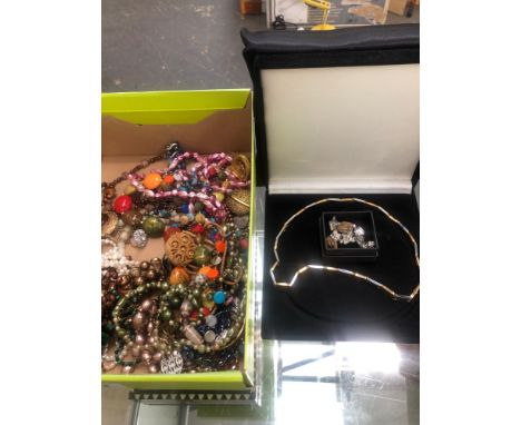 A COLLECTION OF VINTAGE AND LATER GOLD PLATED AND OTHER COSTUME JEWELLERY. 