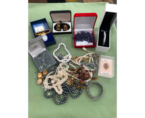 VINTAGE AND LATER JEWELLERY AND COLLECTABLE'S TO INCLUDE A EMPIRE MADE BANGLE, PEARLS, A SILVER AND MARCASITE NECKLACE, A SIL