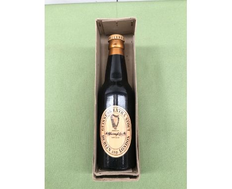 A VINTAGE GUINNESS ADVERTISING CLOTHES BRUSH.