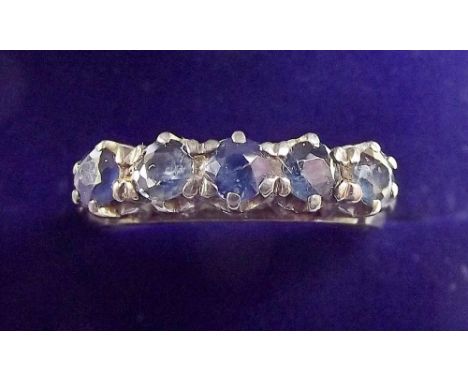 An 18 k gold ring set sapphires, size O