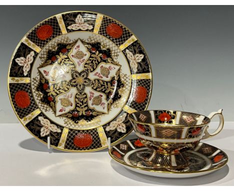 A Royal Crown Derby Imari 1128 pattern teacup and saucer, second quality; an Abbeydale Chrysanthemum pattern side plate, 21.5