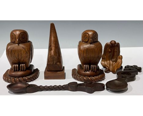 Treen and Woodenware - a pair of early 20th century oak bookends, carved as owls in the Arts and Crafts taste; two Welsh love