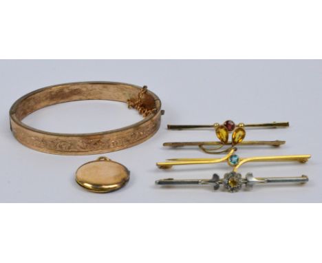 Four Edwardian bar brooches, a gold plated hinge snap bangle and a circular locket (6).