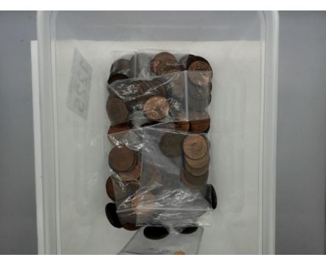 Large quantity of UK farthings, some with lustre. UK P&amp;P Group 1 (£16+VAT for the first lot and £2+VAT for subsequent lot