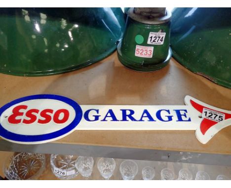 Cast iron Esso arrow garage sign, W: 40 cm. UK P&amp;P Group 1 (£16+VAT for the first lot and £2+VAT for subsequent lots) 
