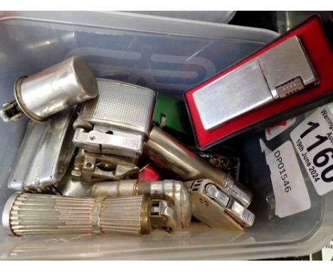 Box of mixed lighters. UK P&amp;P Group 1 (£16+VAT for the first lot and £2+VAT for subsequent lots) 