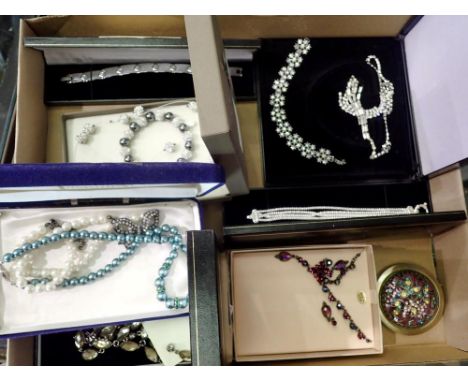 Mixed box of costume jewellery. UK P&amp;P Group 2 (£20+VAT for the first lot and £4+VAT for subsequent lots) 
