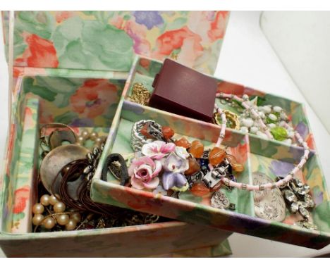 Jewellery box with costume jewellery contents. UK P&amp;P Group 1 (£16+VAT for the first lot and £2+VAT for subsequent lots) 