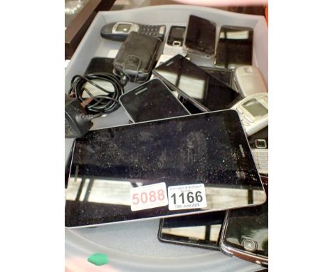 Mixed phones and a tablet to include Apple and Samsung. UK P&amp;P Group 2 (£20+VAT for the first lot and £4+VAT for subseque