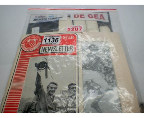 David De Gea (Manchester United) pen signed goalkeeper glove with a Man United news letter 1967 and a Bobby Moore Facsimile s