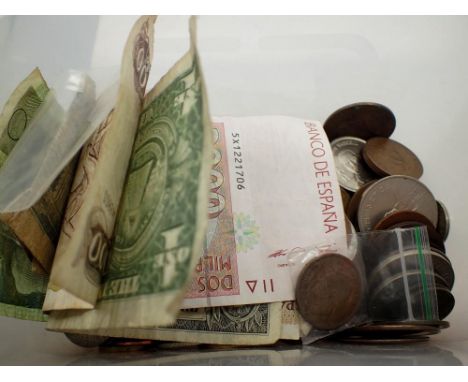 Mixed world coins and bank notes. UK P&amp;P Group 0 (£6+VAT for the first lot and £1+VAT for subsequent lots) 