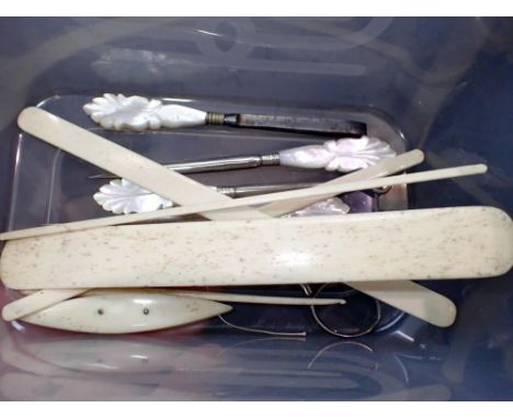 Mixed mother of pearl and other items. UK P&amp;P Group 1 (£16+VAT for the first lot and £2+VAT for subsequent lots) 