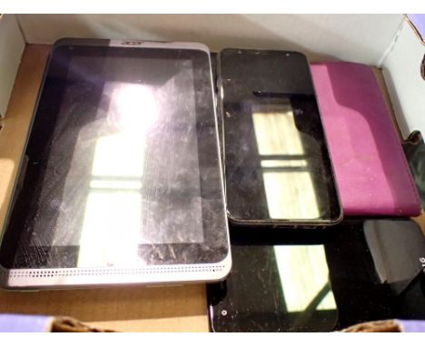 Box of iPads and mobile phones. UK P&amp;P Group 1 (£16+VAT for the first lot and £2+VAT for subsequent lots) 