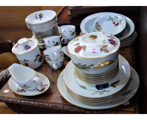 A PART ROYAL WORCESTER EVESHAM DINNER SERVICE, comprising dinner plates, tureens, sauce boat and cups