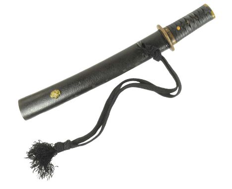 A 17th Century (1662) Japanese Edo Period armour piercing Yyoroi-Doshi Tanto knife dagger. Horn capped pommel, twisted leathe