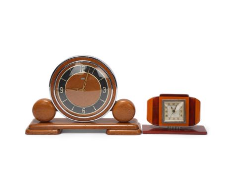 2 Art Deco mantel clocks, comprising a Bayard two-colour Bakelite-cased 8-day clock, length 17cm, and a Metamec oak and chrom