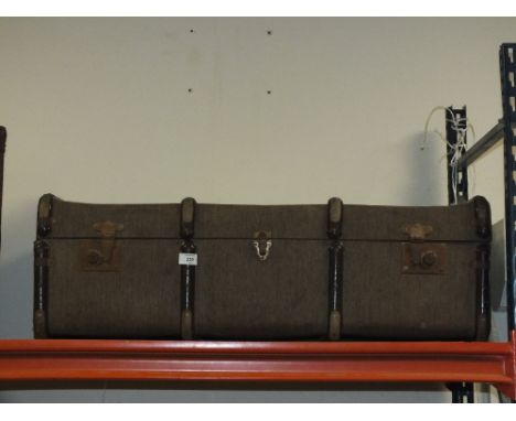 A QUANTITY OF VINTAGE SUITCASES, TO INCLUDE LEATHER EXAMPLES TOGETHER WITH A TIN TRUNK AND A BANDED PACKING TRUNK 
