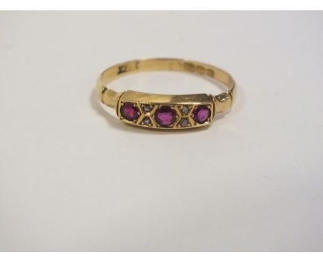 A HALLMARKED 18 CARAT GOLD THREE STONE RUBY RING 