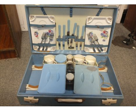 A VINTAGE BREXTON PICNIC HAMPER AND CONTENTS 