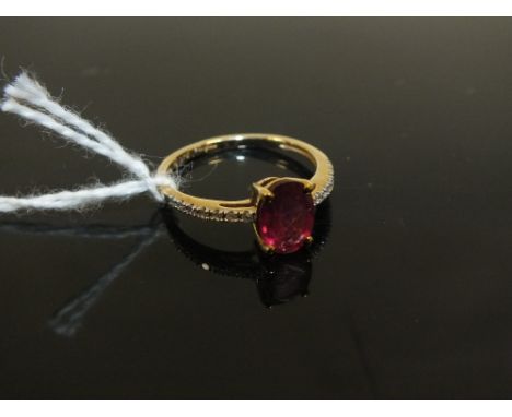 A HALLMARKED 9 CARAT GOLD RING, set with pink ruby type oval stone, approx weight 1.4 g, ring size M