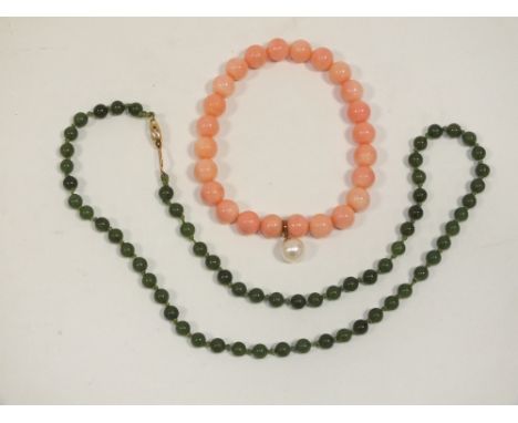 A SINGLE STRAND OF HAND KNOTTED SPINACH JADE BEADS, overall L 44 cm, together with a dyed bone bracelet (2)