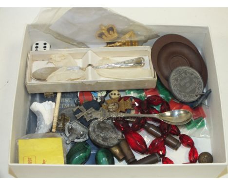 A BOX OF COLLECTABLES TO INCLUDE AN ORIENTAL CERAMIC DISH, MEDALS ETC