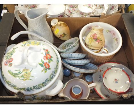 A TRAY OF ASSORTED CERAMICS TO INCLUDE ROYAL WORCESTER BLUSH IVORY, PORTMERION ETC 