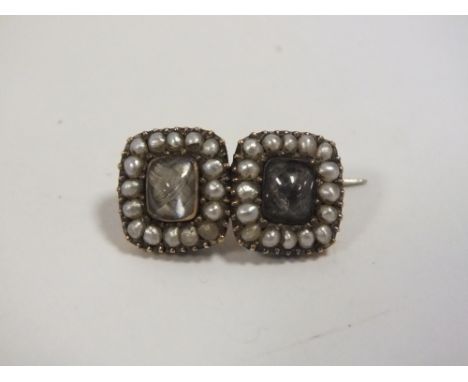 A SMALL ANTIQUE UNMARKED YELLOW METAL DOUBLE PANEL WOVEN HAIR MOURNING BROOCH SET WITH SEED PEARLS 