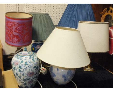 A SELECTION OF CERAMIC TABLE LAMPS WITH VASE ETC 