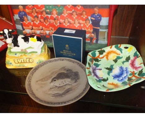 A COLLECTION OF CERAMICS TO INCLUDE A TUBELINED MALING DISH, ROYAL WORCESTER