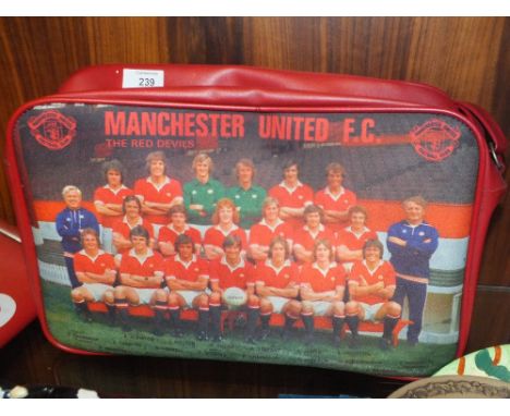 A VINTAGE MANCHESTER UTD SPORTS BAG