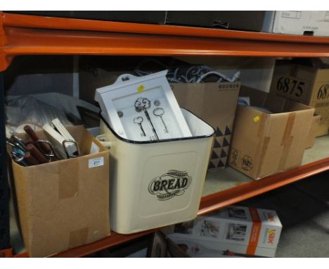 A LARGE QUANTITY OF KITCHENALIA TO INCLUDE AN ENAMEL BREAD BIN, KENWOOD CHEF BLENDER, TEFAL FOOD MIXER ETC