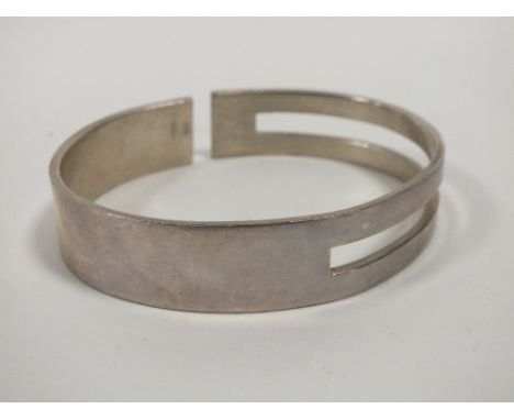 AN UNMARKED WHITE METAL BANGLE
