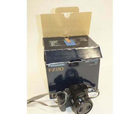 A PANASONIC LUMIX DMC-FZ20-K FZ20 DIGITAL CAMERA