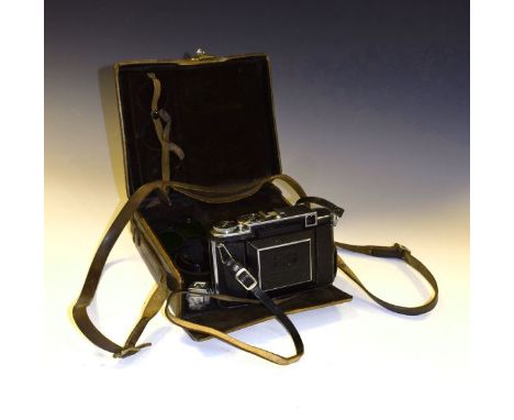 Cameras - Vintage Zeiss Ikon Super Ikonta camera with filters in a brown leather case   Condition: 
