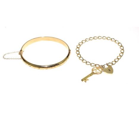 9ct gold snap link bangle, curb link bracelet having heart shaped clasp and key shaped pendant marked '21'   Condition: 