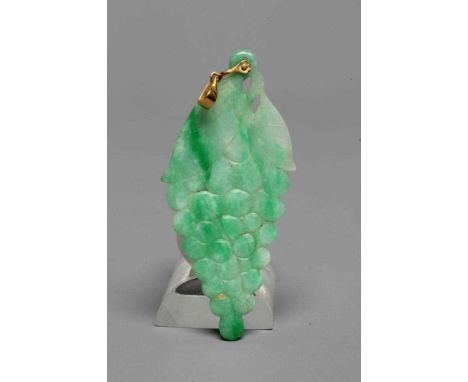 A CHINESE JADE PENDANT carved in low relief as a bunch of grapes, with unmarked metal bale (Est. plus 24% premium inc. VAT)Co