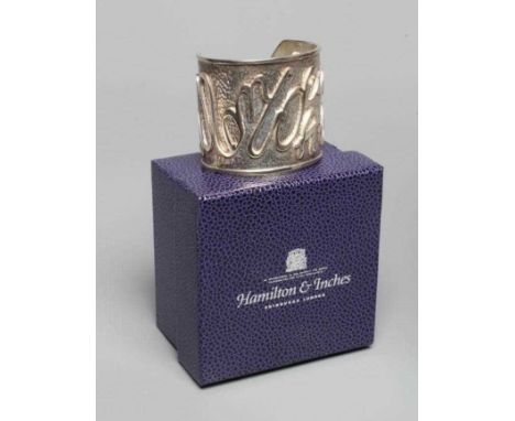 A MODERN WIDE SILVER CUFF by Hamilton & Inches, Edinburgh 2002, cast in low relief with 'Mon Coeur Avez', the Z inset with a 
