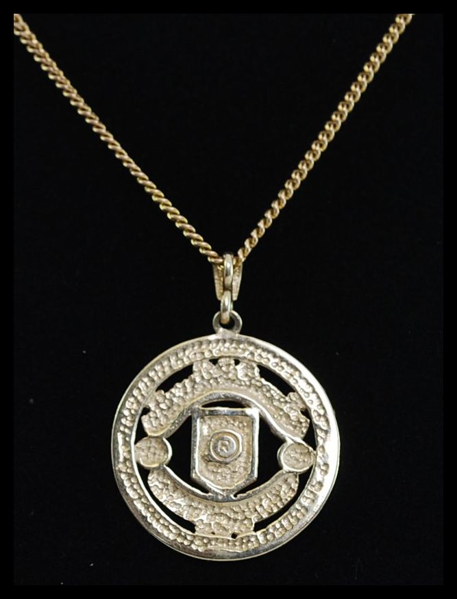 A 9ct gold Manchester United pendant and 9ct gold necklace chain ...