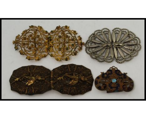 A collection of antique and vintage belt buckles to include 3x full buckles, two being Indian brassworked buckles, and anothe