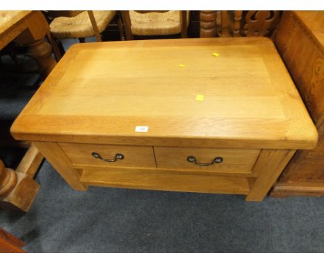 A MODERN LIGHT OAK COFFEE TABLE WITH DRAWERS W 100 CM