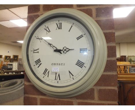 A LARGE MODERN CIRCULAR WALL CLOCK