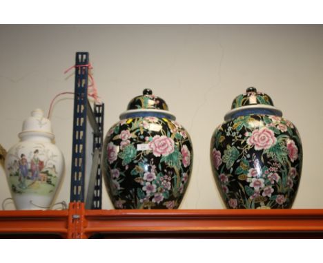 A LARGE PAIR OF CERAMIC ORIENTAL FLORAL GINGER JARS TOGETHER WITH A MODERN GLASS LAMP