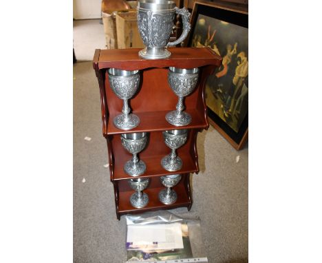 A COLLECTION OF THE FRANKLIN MINT PEWTER EXCALIBUR GOBLETS PLUS A TANKARD TOGETHER WITH DISPLAY SHELF