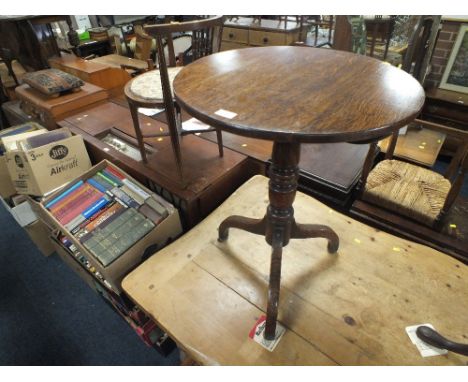 A 19TH CENTURY OAK PEDESTAL TABLE RAISED ON TRIPOD SUPPORT DIAMETER 58 CM