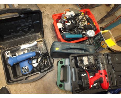 A QUANTITY OF POWER TOOLS TO INCLUDE CASED EXAMPLES