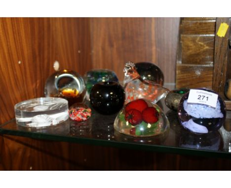 A COLLECTION OF PAPER WEIGHTS TO INCLUDE CAITHNESS