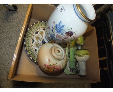 A SELECTION OF ASSORTED CERAMICS TO INCLUDE A ROYAL WORCESTER BLUSH IVORY LIDDED VASE, MALING, ROYAL DOULTON ETC