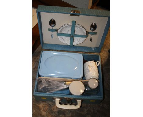 A RETRO CHENEY PICNIC HAMPER