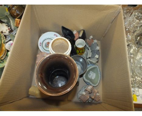 A BOX OF ASSORTED CERAMICS TO INCLUDE POOLE, WEDGWOOD ETC